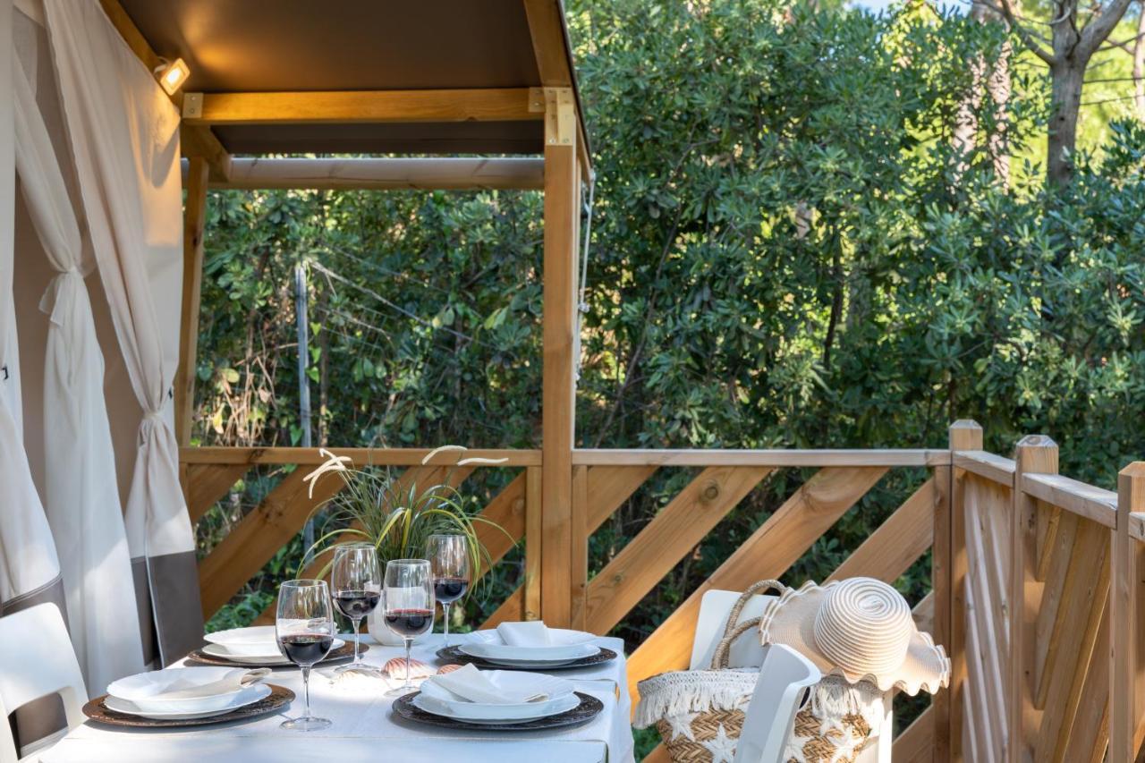 Camping Il Capannino Glamping Village มารินา ดิ บิบโบนา ภายนอก รูปภาพ